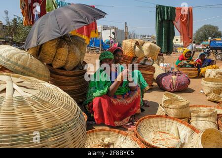 Jagdalpur, Indien - Februar 2021: Adivasi-Frauen auf dem Jagdalpur Wochenmarkt am 28. Februar 2021 in Chhattisgarh, Indien. Stockfoto