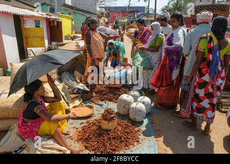 Jagdalpur, Indien - Februar 2021: Adivasi-Frauen auf dem Jagdalpur Wochenmarkt am 28. Februar 2021 in Chhattisgarh, Indien. Stockfoto