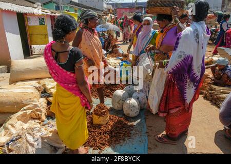 Jagdalpur, Indien - Februar 2021: Adivasi-Frauen auf dem Jagdalpur Wochenmarkt am 28. Februar 2021 in Chhattisgarh, Indien. Stockfoto