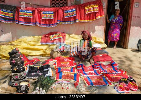 Jagdalpur, Indien - Februar 2021: Adivasi-Frauen auf dem Jagdalpur Wochenmarkt am 28. Februar 2021 in Chhattisgarh, Indien. Stockfoto