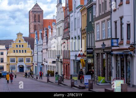 Wismar, Deutschland. April 2021. Nur wenige Passanten sind auf einer der Haupteinkaufsstraßen der Hansestadt unterwegs. Nach wochenlangem Ringen soll die Sperre verschärft werden, Restaurants und Geschäfte bleiben geschlossen. Die Bundesregierung will die dritte Corona-Welle mit einheitlichen Regelungen durchbrechen. Quelle: Jens Büttner/dpa-Zentralbild/dpa/Alamy Live News Stockfoto