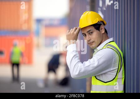 Porträt von stolz Ingenieur in Schutzkleidung stehen in einem Versand-Hof Stockfoto