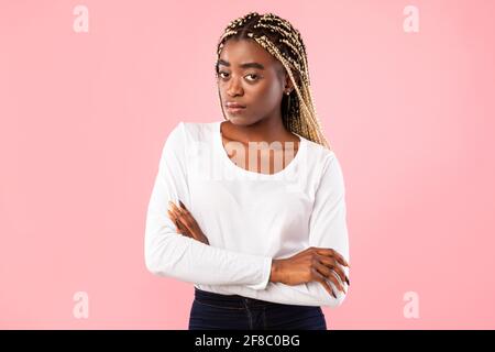 Traurige afroamerikanische Frau, die sich über die Arme aufgeregt fühlt Stockfoto
