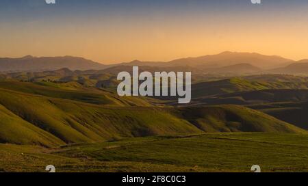 Eine Frühlings-Zeit sonnige und helle Landschaft mit einigen dramatischen Wolken im Norden Algeriens. Stockfoto