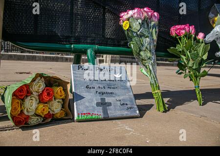 BUCKINGHAM PALACE LONDON, GROSSBRITANNIEN 13. APRIL 2021. Mitglieder der Öffentlichkeit hinterlassen weiterhin Blumen und Ehrungen vor dem Buckingham Palace zu Ehren von Prinz Philip, Herzog von Edinburgh, obwohl sie aufgefordert werden, sich nicht in großen Menschenmengen zu versammeln und die COVID-19-Beschränkungen zu brechen. Ihre Majestät, die Königin, gab den Tod ihres Mannes, seiner königlichen Hoheit Prinz Philip, Herzog von Edinburgh im Alter von 99 Jahren, bekannt, der am 9. April friedlich verstarb und am Samstag nach einer festlichen Zeremonie am 17. April im Schloss Windsor zur Ruhe kommen wird. Credit amer Ghazzal/Alamy Live News Stockfoto