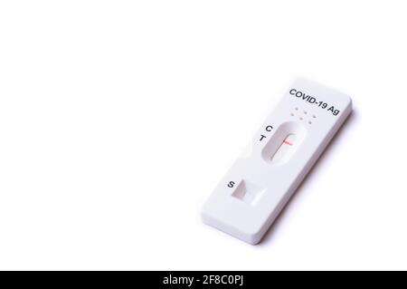 Rapid Covid-19 Coronavirus-Testkassette für Antikörper oder sars-COV-2 Viruskrankheit Epidemie isoliert auf weißem Hintergrund Nahaufnahme Stockfoto