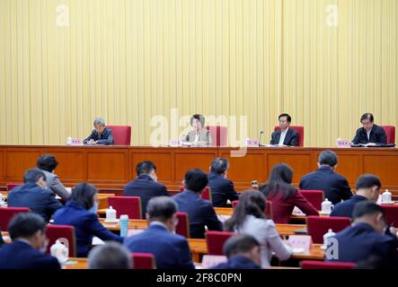 (210413) -- PEKING, 13. April 2021 (Xinhua) -- der chinesische Vizepremierminister Sun Chunlan, ebenfalls Mitglied des Politbüros des Zentralkomitees der Kommunistischen Partei Chinas, nimmt an einer nationalen Konferenz über berufliche Bildung in Peking, der Hauptstadt Chinas, Teil. Vom 12. Bis 13. April fand in Peking eine nationale Konferenz zur beruflichen Bildung statt. (Xinhua/Yue Yuewei) Stockfoto