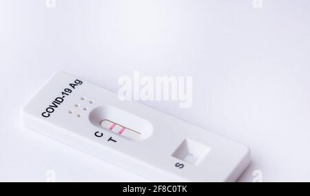 Rapid Covid-19 Coronavirus-Testkassette für Antikörper oder sars-COV-2 Viruskrankheit Epidemie isoliert auf weißem Hintergrund Nahaufnahme Stockfoto