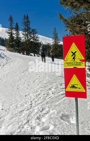 Warnschild für die Überquerung einer Skipiste, Vitosha Berg, Bulgarien, Stockfoto