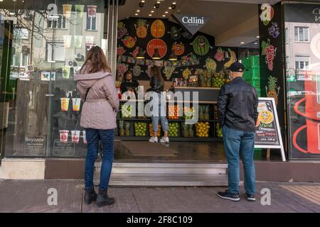 Vor einer Fruchtsaftbar in Sofia Bulgarien halten die Käufer soziale Distanz. Stockfoto
