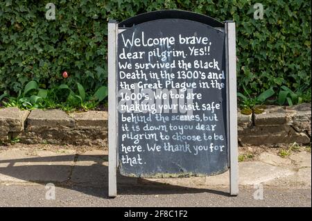 Forty Green, Buckinghamshire, Großbritannien. April 2021. Ein Willkommensschild vor dem Pub. Diners und Pub-Liebhaber freuten sich, heute wieder im Royal Standard of England Pub zu sein, da es seinen Garten nach dem nächsten Schritt zur Lockerung der Covid-19-Sperre für Kunden wiedereröffnet hat. Der Pub gilt als das älteste freie Haus in England. Quelle: Maureen McLean/Alamy Live News Stockfoto