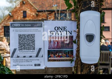 Forty Green, Buckinghamshire, Großbritannien. April 2021. Diners und Pub-Liebhaber freuten sich, heute wieder im Royal Standard of England Pub zu sein, da es seinen Garten nach dem nächsten Schritt zur Lockerung der Covid-19-Sperre für Kunden wiedereröffnet hat. Der Pub gilt als das älteste freie Haus in England. Quelle: Maureen McLean/Alamy Live News Stockfoto