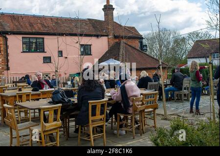 Forty Green, Buckinghamshire, Großbritannien. April 2021. Diners und Pub-Liebhaber freuten sich, heute wieder im Royal Standard of England Pub zu sein, da es seinen Garten nach dem nächsten Schritt zur Lockerung der Covid-19-Sperre für Kunden wiedereröffnet hat. Der Pub gilt als das älteste freie Haus in England. Quelle: Maureen McLean/Alamy Live News Stockfoto