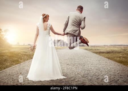 Brautpaar mit Spaß an ihrem Hochzeitstag Stockfoto