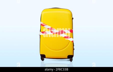 Farbenfrohes Gepäck, eingewickelt in rot-weißes Sperrband Stockfoto