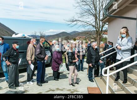 (210413) -- PEKING, 13. April 2021 (Xinhua) -- Menschen warten auf den Erhalt des COVID-19-Impfstoffs in Majdanpek, Serbien, 6. April 2021. (Foto von Wang Wei/Xinhua) Stockfoto