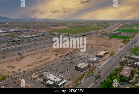 Luftaufnahme des Einkaufsviertels und des Parkplatzes in Avondale kleine Stadt ein Blick über die Wüste in der Nähe von einem Hauptstadt des Bundesstaates Phoenix Arizona USA Stockfoto