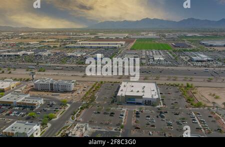 Luftaufnahme von oben auf typische Avondale Kleinstadteinkäufe Zentrum mit großem Parkplatz für Auto auf Arizona Stockfoto