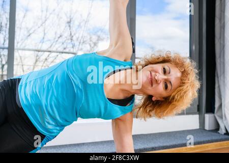 Nahaufnahme reifen sportlichen Ausübung Frau Gesicht Stockfoto