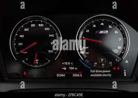 Ein 2020 BMW M2 Competition Digital Dashboard im Leerlauf mit Geschwindigkeitsmesser Und Drehzahlmesser Für Kraftstoffstand Stockfoto