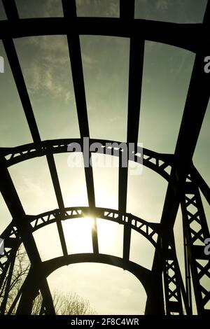 Metallstruktur in Silhouette, abstrakter Minimalismus geometrisches Konzept Stockfoto