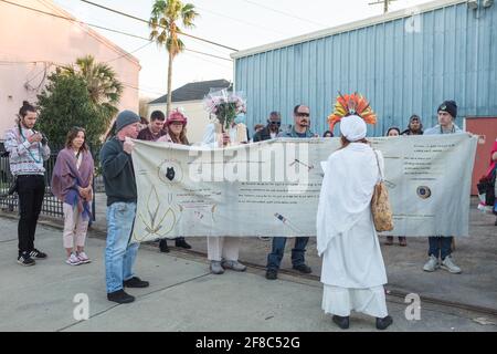 New Orleans, LA, USA - 6. MÄRZ 2021: Black Wolf Society feiert das Leben des Mediziners Red Hawk Perkins Stockfoto