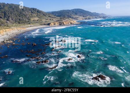 Der Pazifische Ozean trifft in Mendocino auf die felsige Küste Nordkaliforniens. Diese malerische Region ist bekannt für ihre wunderschönen, zerklüfteten Küsten. Stockfoto