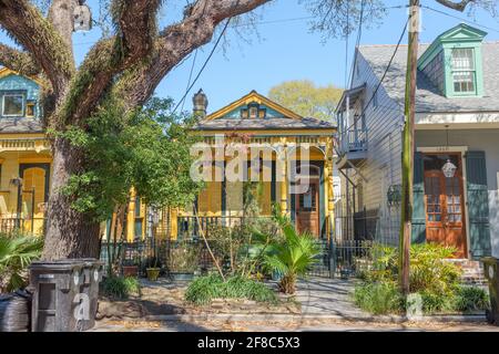 NEW ORLEANS, LA, USA - 7. MÄRZ 2021: Farbenfrohe historische Häuser in Treme Neighborhood Stockfoto