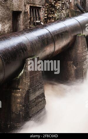 Industriepipeline an der Fassade, Schweden. Stockfoto