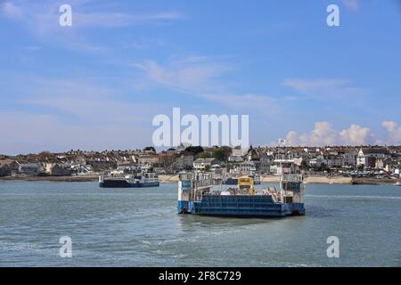 Die Torpoint Fähren auf der Hamoaze mit Torpoint im Hintergrund. Sie verbinden Torpoint nicht nur mit Plymouth, sondern bieten auch eine schwimmende Brücke dazwischen Stockfoto