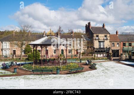 Eine leichte Schneedecke am Bandstand und in der Stadt aus dem 19. Jahrhundert im Beamish Museum, Co. Durham, England Stockfoto