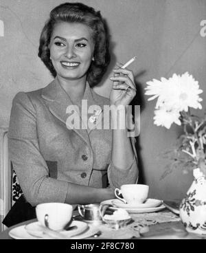 Die italienische Schauspielerin Sophia Loren genießt am 06. Dezember 1955 in Stockholm, Schweden, eine Zigarette und eine Tasse Kaffee. Foto: Boris Engstrom / DN / TT / Kod: 192 Stockfoto