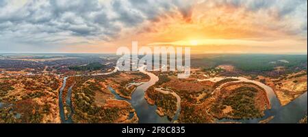 Sonnenaufgang über dem Fluss in Walley, Luftaufnahme. Naturlandschaft. Panorama Stockfoto