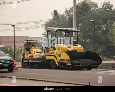 Chiangmai, Thailand - März 11 2021: Privater Asphalt PaverHA60W auf der Straße. Auf der Straße Nr. 1001, 8 km von der Stadt Chiangmai entfernt. Stockfoto