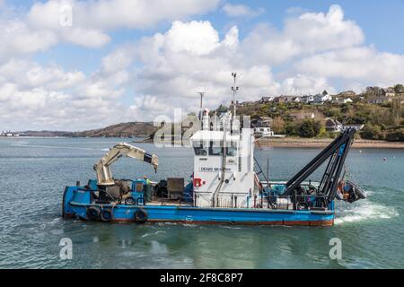 Currabinny, Cork, Irland. April 2021. Das Versorgungsschiff Denis Murphyverlässt den Kai, nachdem Mitarbeiter des Hafens von Cork Reparaturen am Pier in Currabinny, Co. Cork, Irland, durchgeführt haben. - Credit; David Creedon / Alamy Live News Stockfoto