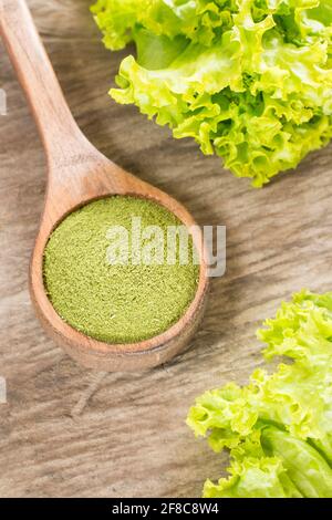 Kalepulver auf Holzgrund - Brassica oleracea var. Sabellica L. Stockfoto