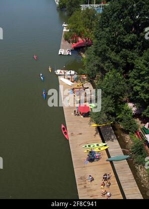 Die Uferpromenade von Georgetown in der Nähe der Key Bridge über den Potomac River in Washington D.C. bietet im Sommer Sportmöglichkeiten für Kanu- und Kajakfahrten. Stockfoto