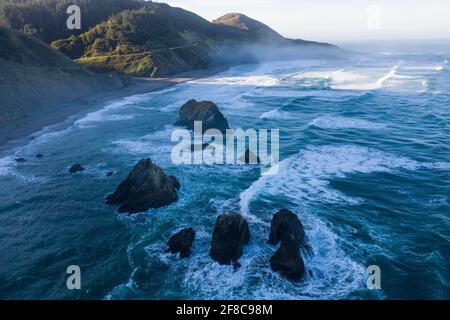 Der Pazifische Ozean trifft in Mendocino auf die felsige Küste Nordkaliforniens. Diese malerische Region ist bekannt für ihre wunderschönen, zerklüfteten Küsten. Stockfoto