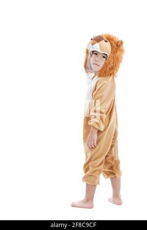 Kleiner asiatischer Junge, der wie ein Löwe kostümiert, im Studio gedreht, isoliert auf weißem Hintergrund Stockfoto