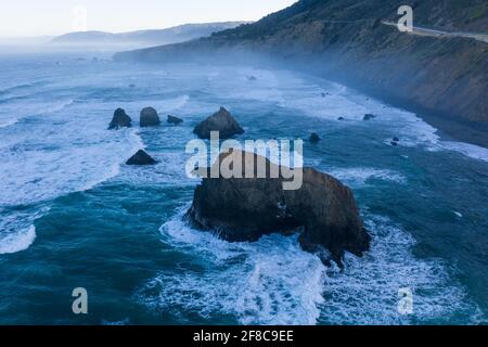 Der Pazifische Ozean trifft in Mendocino auf die felsige Küste Nordkaliforniens. Diese malerische Region ist bekannt für ihre wunderschönen, zerklüfteten Küsten. Stockfoto