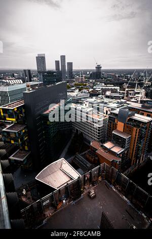 MANCHESTER, VEREINIGTES KÖNIGREICH - 27. Jun 2020: Ein Bild, das an einem bewölkten Tag mit Blick auf das schöne Manchester aufgenommen wurde. Stockfoto