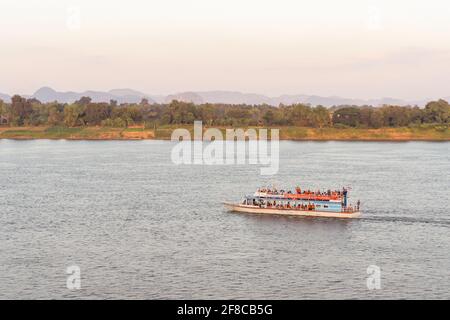 NAKHON PHANOM, THAILAND - NOV 27, 2020 : Touristenboot in Mekong Fluss Nakhon phanom Thailand nach Lao Stockfoto