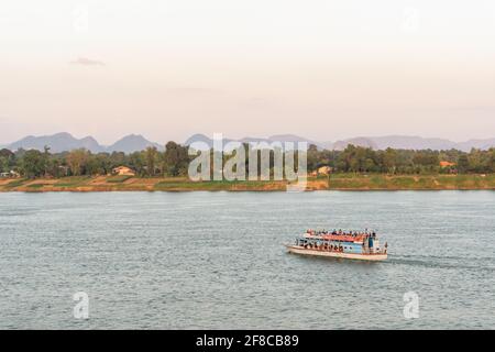 NAKHON PHANOM, THAILAND - NOV 27, 2020 : Touristenboot in Mekong Fluss Nakhon phanom Thailand nach Lao Stockfoto