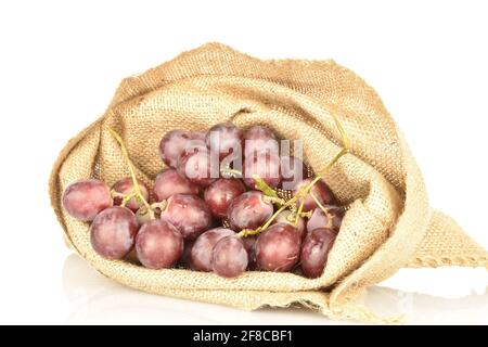 Ein Bund frischer, saftiger, reifer, süßer Trauben aus biologischem Anbau in einem Jutebeutel, aus nächster Nähe, auf weißem Hintergrund. Stockfoto