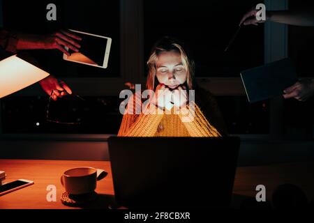 Kaukasische weibliche müde Student arbeitet an. Team-Projekt sitzen am Laptop spät in der Nacht Einschlafen in den Händen Stockfoto