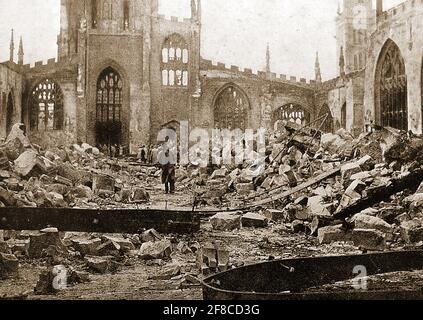 2. Weltkrieg - EIN Zeitungsfoto, das den Morgen nach der Zerstörung von Coventry, England, am 14 1940. November durch deutsche Bomber zeigt. Die Kathedrale wurde zu Trümmern reduziert, aber die Schrift war unberührt Stockfoto