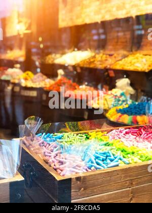 Bonbons Lutscher farbige Bonbons in einer Box Brust hinter einem Vitrine aus Glas Stockfoto