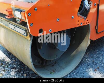 Fragment einer orangefarbenen Eisbahn auf einer nicht palattierten Straße. Parkbremsbeläge Stockfoto