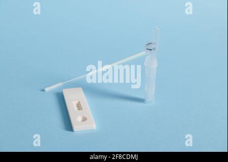 Nahaufnahme eines Covid-19-Schnellantigen-Tests, isoliert auf Blau Hintergrund mit Platz für Text Stockfoto