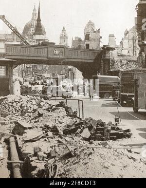 1940 der Blitz - Zeitungsbild - Blick auf Ludgate Hill, London in Richtung St. Paul's Cathedral am Morgen nach einem Luftangriff deutscher Bomber. Stockfoto